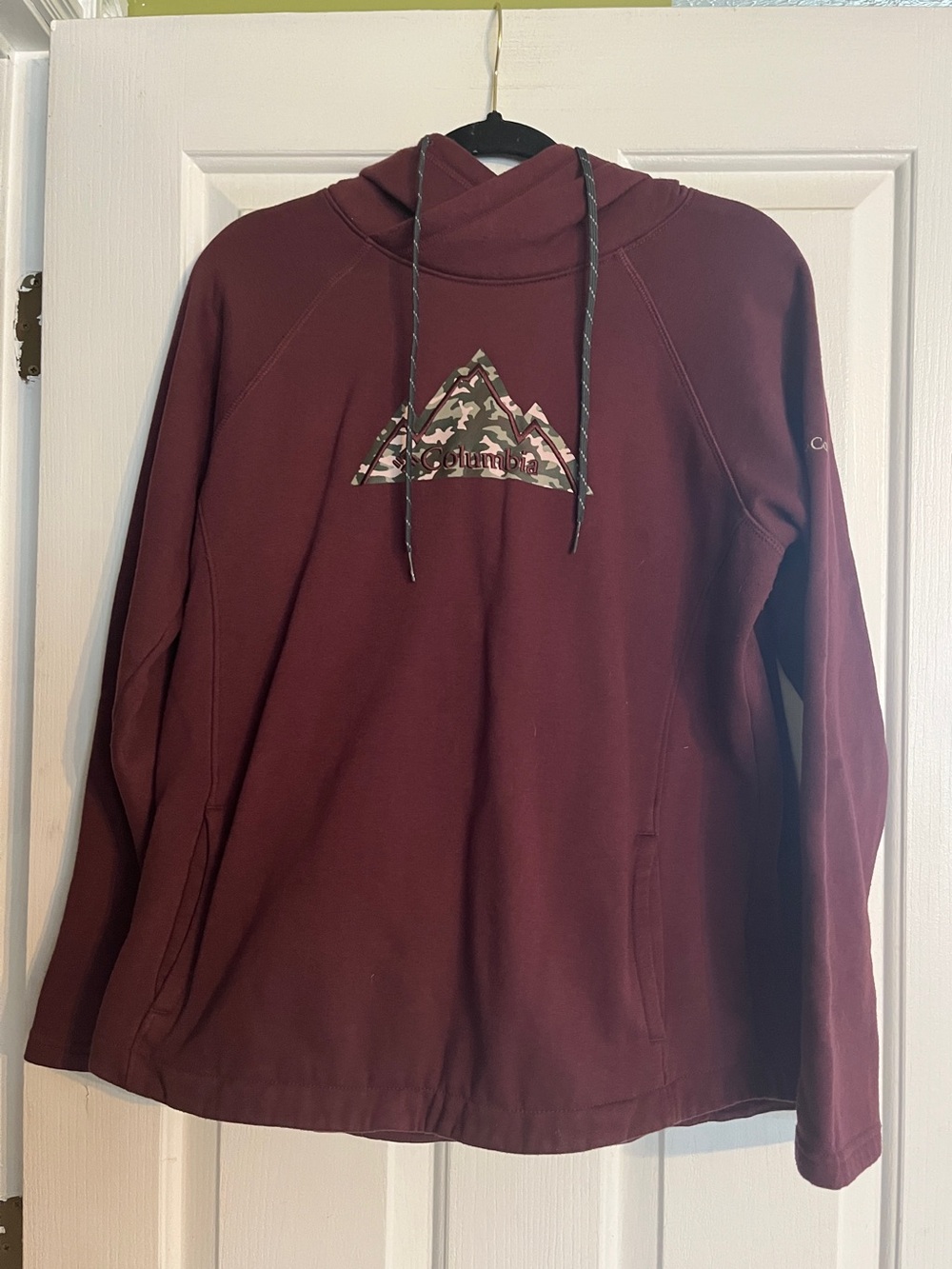 Columbia Sportswear burgundy hoodie with camouflage mountain graphic, size M